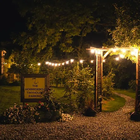Campsite The Horrrsebox Tinyhouse Glamping Garadice