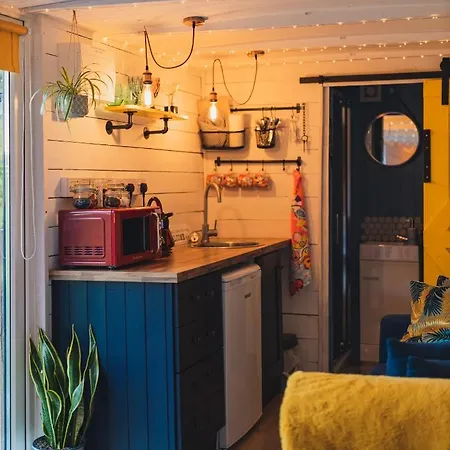 Campsite The Horrrsebox Tinyhouse Glamping Garadice